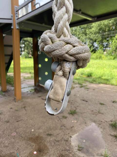 Нарушения на детской площадке