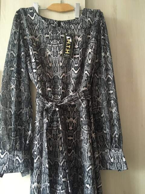 Platye-zhenskoye-N.T.H-pidzhak-model-Aidan