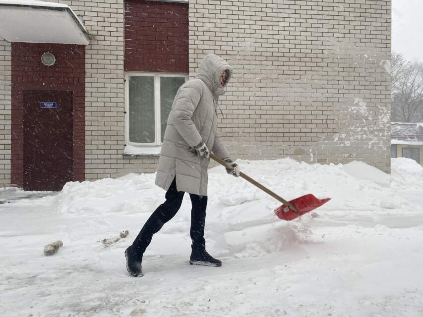 Sotrudniki Vitebskoy oblastnoy inspektsii Gosstandarta likvidiruyut posledstviya tsiklona «Frensis»