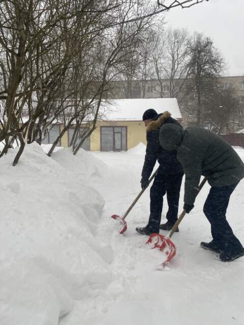 Sotrudniki Vitebskoy oblastnoy inspektsii Gosstandarta likvidiruyut posledstviya tsiklona «Frensis»
