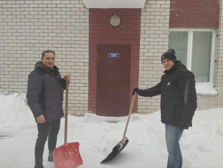 Sotrudniki Vitebskoy oblastnoy inspektsii Gosstandarta likvidiruyut posledstviya tsiklona «Frensis»