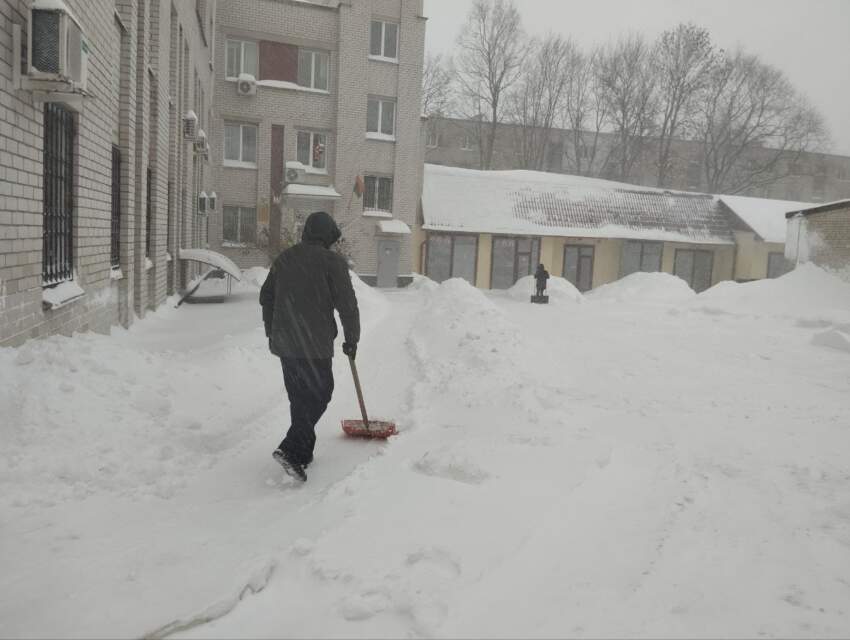Sotrudniki Vitebskoy oblastnoy inspektsii Gosstandarta likvidiruyut posledstviya tsiklona «Frensis»