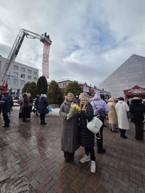 Sotrudniki MCHS traditsionno pozdravili vitebskikh krasavits s 8 marta