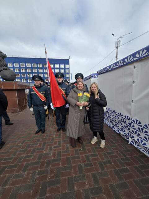 Sotrudniki MCHS traditsionno pozdravili vitebskikh krasavits s 8 marta