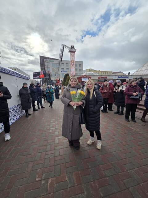 Sotrudniki MCHS traditsionno pozdravili vitebskikh krasavits s 8 marta