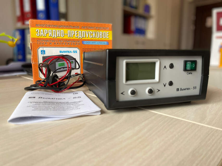 Ustroystvo dlya zaryadki akkumulyatorov model' «Vympel-55»